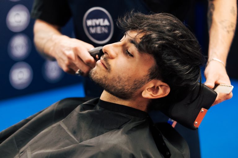 Barbiers à Domicile à Paris : L’Art de la Coupe Privée à Votre Porte 🚪💈